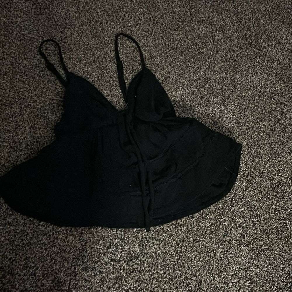 black lose v neck crop top, size XS, good condition